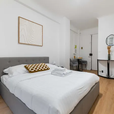 Elegant Sacre Coeur Metro Anvers - 18 -2p Appartement *